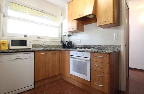 Llanca Cottage | Spacious Villa with Garden Near the Beach