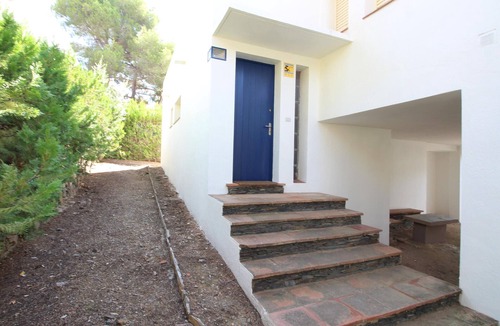 Llanca Cottage | Spacious Villa with Garden Near the Beach