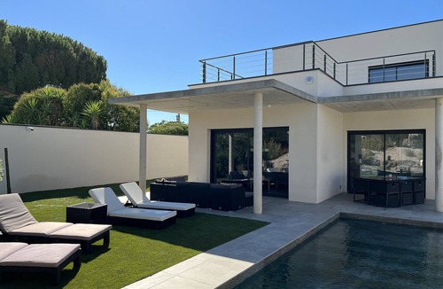 Paulhan Villa | SPACIOUS VILLA WITH HEATED POOL IN A PEACEFUL SETTING BETWEEN LAND AND SEA