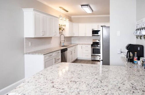Waco House | Spacious Waco Bear Den-5 BR/4BA + Mother-in-law Suite Attached Garage Hottubn
