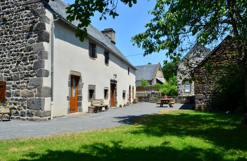 Olby House | Spacious warm L'Abri du Berge suitable for tribes