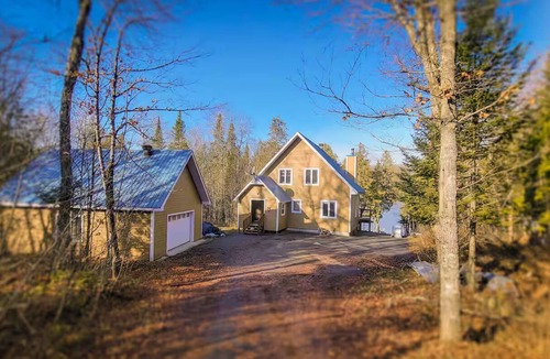 Mont-Saint-Michel Ski Chalet | Spacious waterfront Chalet - Navigable Lake
