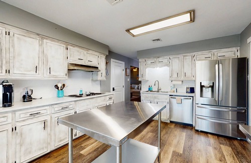 Flour Bluff House | Spacious waterfront house with full kitchen, BBQ, patio & ping-pong table
