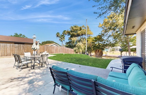 Flour Bluff House | Spacious waterfront house with full kitchen, BBQ, patio & ping-pong table