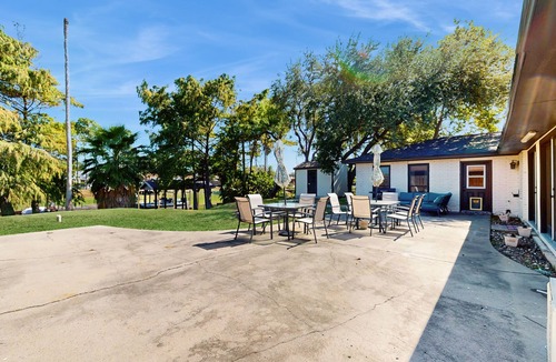 Flour Bluff House | Spacious waterfront house with full kitchen, BBQ, patio & ping-pong table