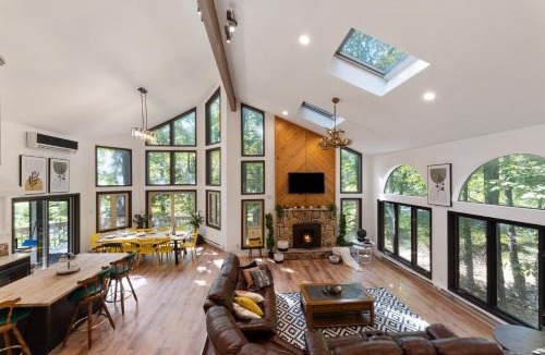 East Stroudsburg Villa | Spacious Waterfront Mansion wHot tubPoolTable