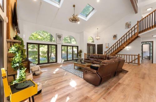 East Stroudsburg Villa | Spacious Waterfront Mansion wHot tubPoolTable