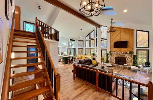 East Stroudsburg Villa | Spacious Waterfront Mansion wHot tubPoolTable