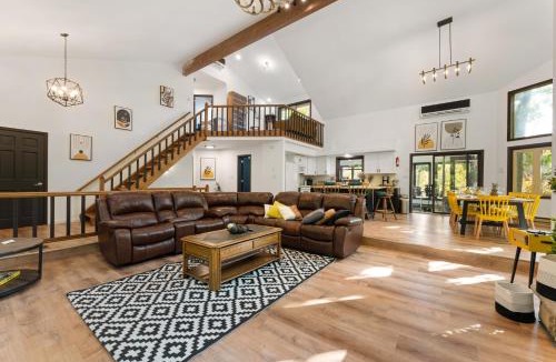 East Stroudsburg Villa | Spacious Waterfront Mansion wHot tubPoolTable