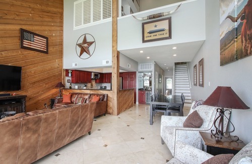 April Sound Condo | Spacious Waterfront Condo on Lake Conroe
