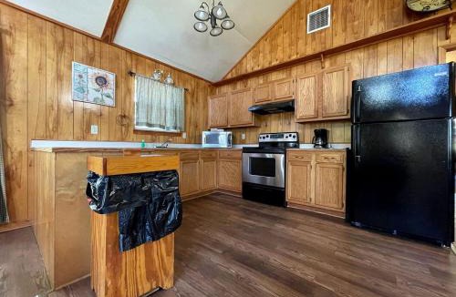 Zwolle House | Spacious Waterfront Cabin Overlooking Private Pond near Zwolle, Louisiana