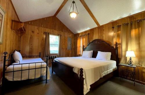 Zwolle House | Spacious Waterfront Cabin Overlooking Private Pond near Zwolle, Louisiana