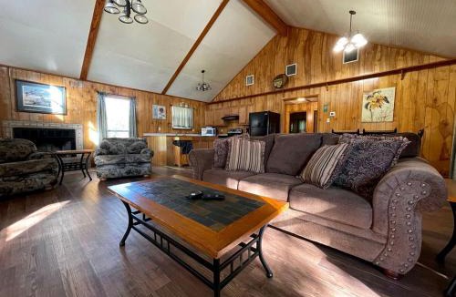 Zwolle House | Spacious Waterfront Cabin Overlooking Private Pond near Zwolle, Louisiana