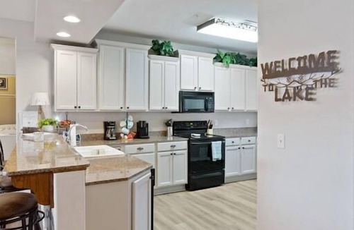 Indian Point Condo | Spacious Waterfront Condo with Sunsets near SDC - Custom Infinity Game Table