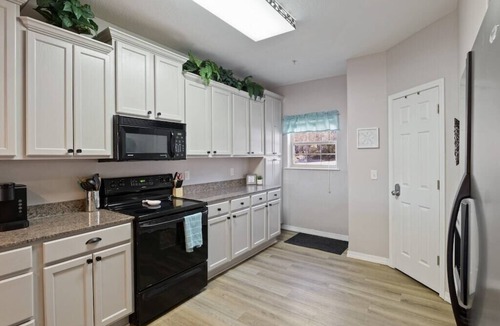 Indian Point Condo | Spacious Waterfront Condo with Sunsets near SDC - Custom Infinity Game Table