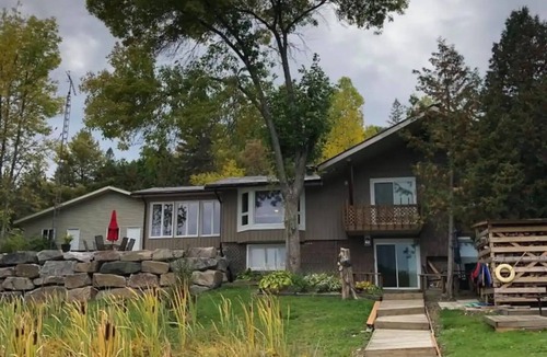 Monetville House | Spacious Waterfront in the French Rivernn
