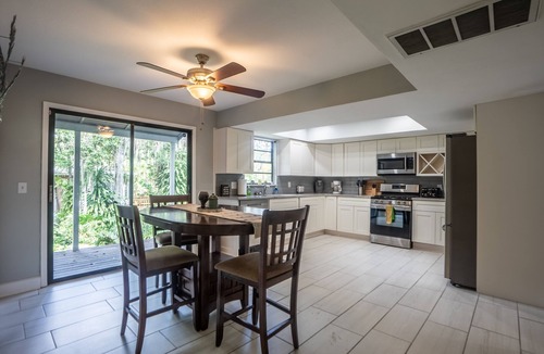 Temple Crest House | ☆Spacious Waterfront Oasis☆ Private Dock & Balcony