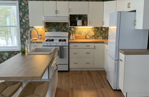 L'Isle-aux-Allumettes House | Spacious waterfront retreat with all the comforts of home.