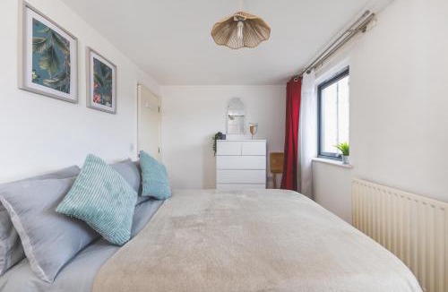 Preston Apartment | Spacious Wembley Flat Comfy Beds 2 Baths & Parking