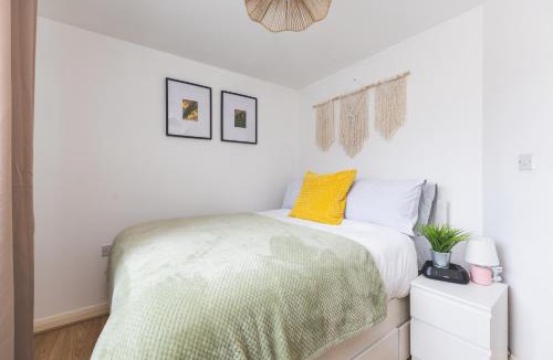 Preston Apartment | Spacious Wembley Flat Comfy Beds 2 Baths & Parking