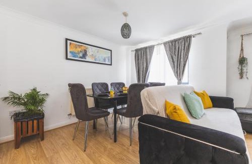 Preston Apartment | Spacious Wembley Flat Comfy Beds 2 Baths & Parking