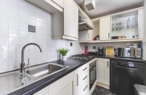 Preston Apartment | Spacious Wembley Flat Comfy Beds 2 Baths & Parking