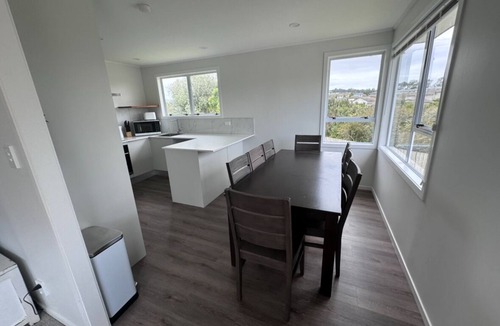 Henderson House | Spacious West Auckland Accommodation