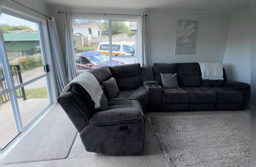 Henderson House | Spacious West Auckland Accommodation