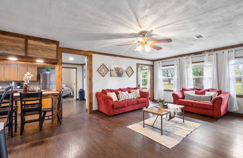 Southeast Houston House | Spacious Western Home Fire Pit 10 Guests Near NRG