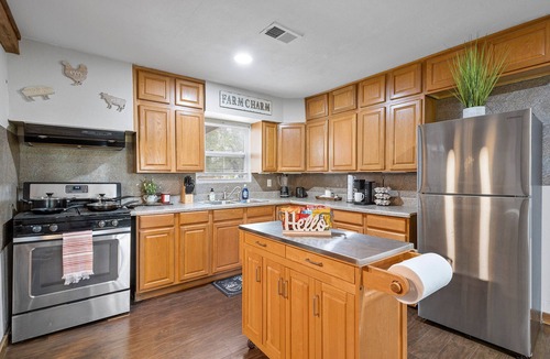 Southeast Houston House | Spacious Western Home Fire Pit 10 Guests Near NRG