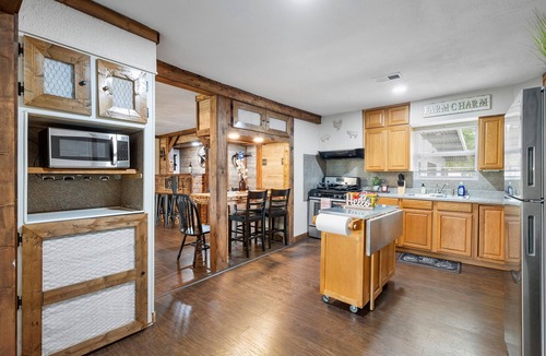 Southeast Houston House | Spacious Western Home Fire Pit 10 Guests Near NRG