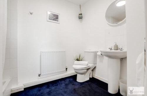 Whitwick House | Spacious Whitwick Stay 3-Story House