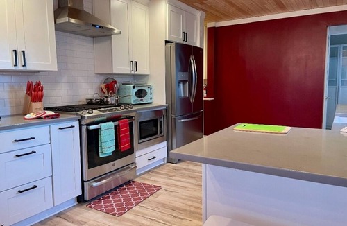 Southeast Salem House | Spacious Willamette Wine Country Manor + Hot Tub