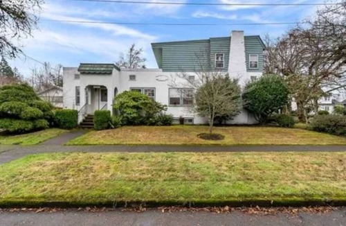 Southeast Salem House | Spacious Willamette Wine Country Manor + Hot Tub