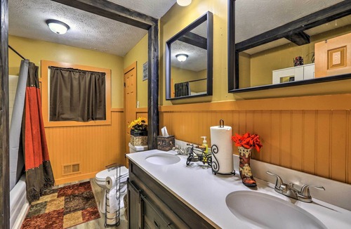 Inman House | Spacious Williamson Home: Private Yard & Deck