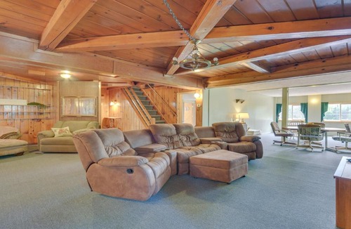 Winter House | Spacious Winter Retreat w/River Access + Kayaks!