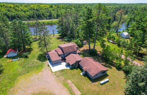 Winter House | Spacious Winter Retreat w/River Access + Kayaks!