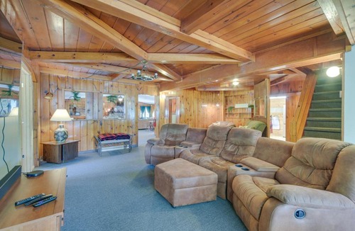 Winter House | Spacious Winter Retreat w/River Access + Kayaks!