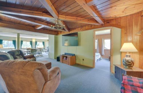 Winter House | Spacious Winter Retreat w/River Access + Kayaks!