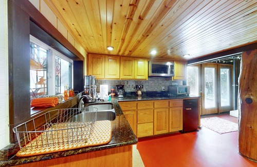Austin Cabin | Spacious Writing Barn on Eight Acres with Central AC, WiFi,