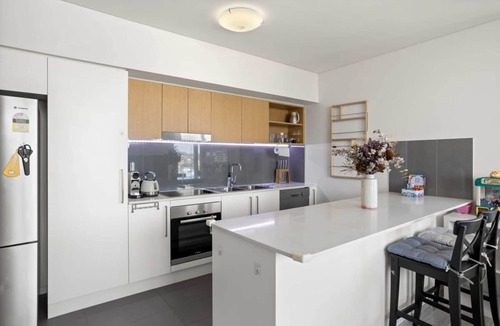 Toowong Apartment | Spaciously Bright 1-Bed Apartment