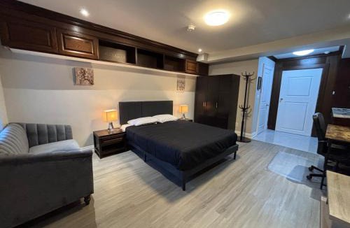 Midtown Toronto House | Spadina Boutique Rooms