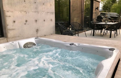 Lac Superieur Village Ski Chalet | SpaHaus Chalet #128 - Tranquility & Winter Hobbies