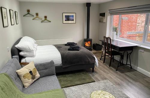 Spalding Apartment | SPALDING - Self Contained Studio Double - An extra single bed can be provided