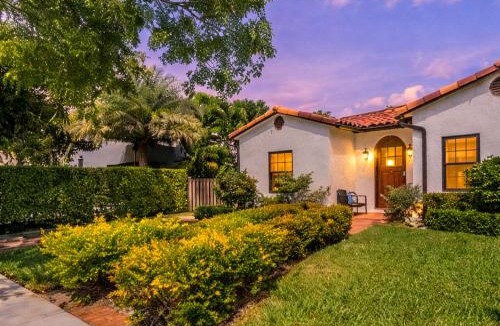 Old Northwood House | Spanish 4BR Compound w Casita & Private Yard