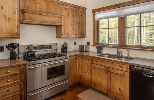 Spanish Peaks Cabin | Spanish Peaks Cabin with Ski-in/Ski-out Access! Hot Tub!