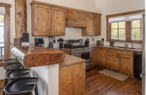 Spanish Peaks Cabin | Spanish Peaks Cabin with Ski-in/Ski-out Access! Hot Tub!