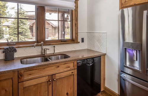 Spanish Peaks Cabin | Spanish Peaks Cabin with Ski-in/Ski-out Access! Hot Tub!
