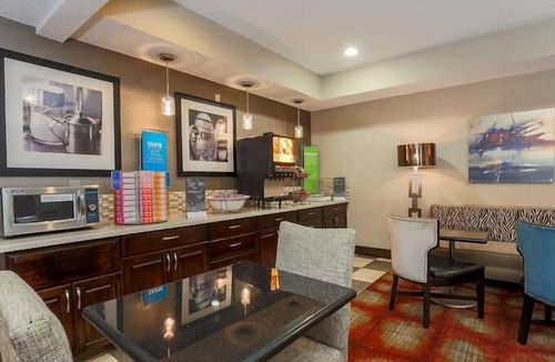Fairborn Hotel | Spark by Hilton Dayton Fairborn