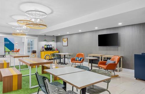 Des Plaines Hotel | Spark by Hilton Des Plaines Chicago O'Hare